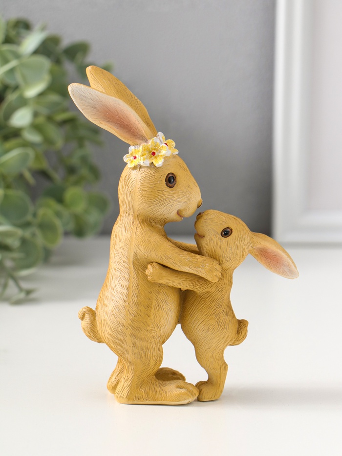 Фигурка полистоун «Мама зайка в цветочном венке обнимает малыша», 15 см