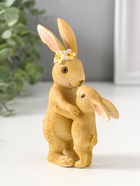 Фигурка полистоун «Мама зайка в цветочном венке обнимает малыша», 15 см - Фото 2