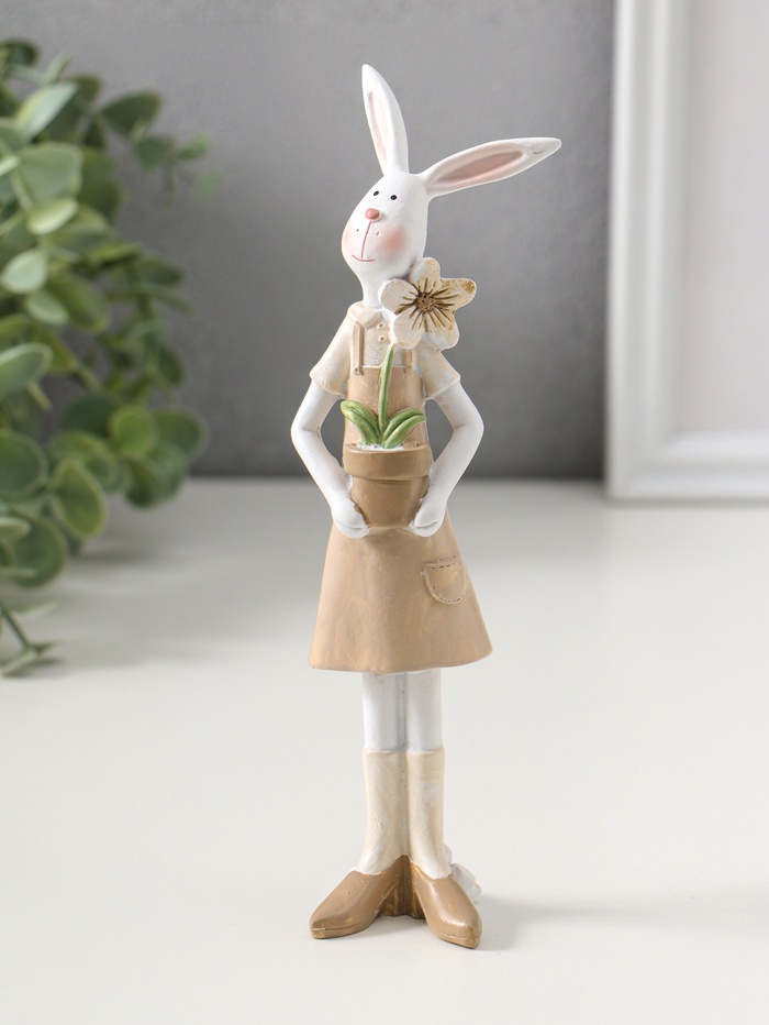 Фигурка полистоун «Зайка в бежевом сарафане с цветком в горшке», 19 см