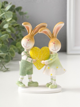 Фигурка полистоун «Зайки-малыши в зелёных нарядах, с большим жёлтым сердцем», 13.5 см
