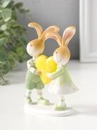 Фигурка полистоун «Зайки-малыши в зелёных нарядах, с большим жёлтым сердцем», 13.5 см  (артикул 10927853)  большой выбор товаров оптом и в розницу по низким ценам с доставкой