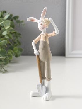 Фигурка полистоун «Зайчик в сером комбинезоне, со шляпой, лопатой», 19.5 см