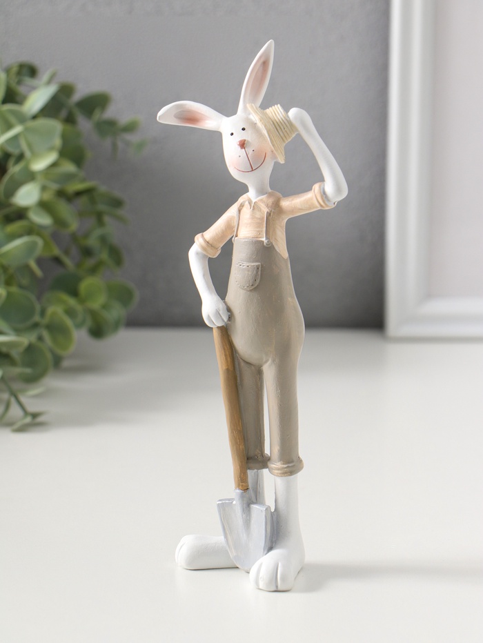 Фигурка полистоун «Зайчик в сером комбинезоне, со шляпой, лопатой», 19.5 см