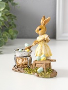Фигурка полистоун «Зайка в жёлтом платье, красит пасхальные яички», 12.5 см  (артикул 10927856)  большой выбор товаров оптом и в розницу по низким ценам с доставкой