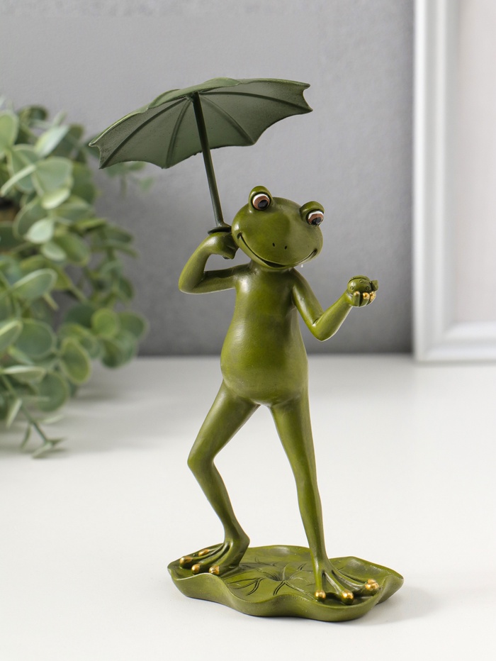 Фигурка полистоун «Танцующий лягушонок под зонтом, с божьей коровкой», 15.5 см