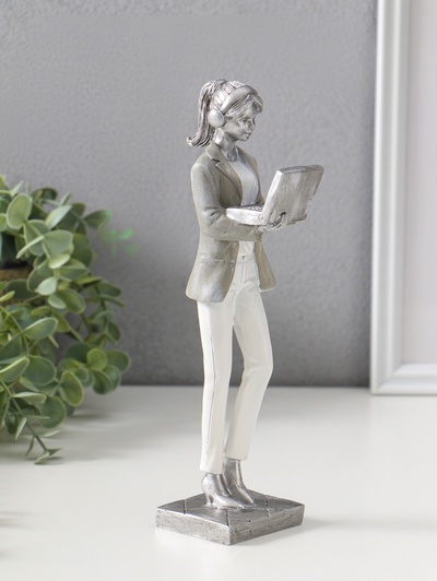 Фигура полистоун «Девушка в бело-сером костюме с компьютером в наушниках», 24 см