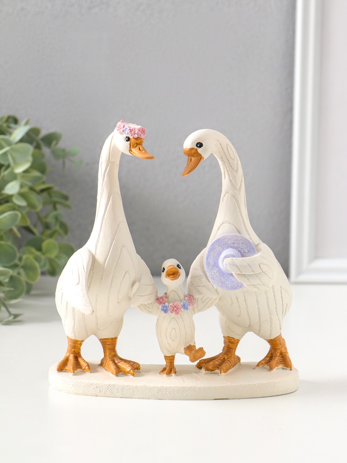 Фигурка полистоун «Семейство лапчатых гусей, с цветочными венками», 16.5 см