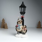 УЦЕНКА Сувенир полистоун свет "Ёжики в зимних нарядах у фонарного столба" 12,5х10,5х31,5 см 103258 - Фото 1