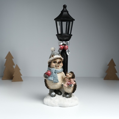 УЦЕНКА Сувенир полистоун свет "Ёжики в зимних нарядах у фонарного столба" 12,5х10,5х31,5 см 103258