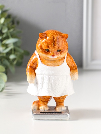 Фигурка полистоун лак «Кошка в белом сарафане стоит на весах», 7.5×7.2×12.5 см