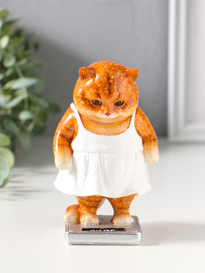 Фигурка полистоун лак «Кошка в белом сарафане стоит на весах», 7.5×7.2×12.5 см - Фото 1