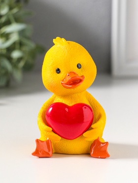 Фигурка полистоун лак «Жёлтый утёнок с красным сердцем», 6.5×6.2×9.5 см