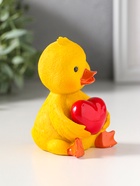 Сувенир полистоун лак "Жёлтый утёнок с красным сердцем" 6,5х6,2х9,5 см  (артикул 10969722)  большой выбор товаров оптом и в розницу по низким ценам с доставкой