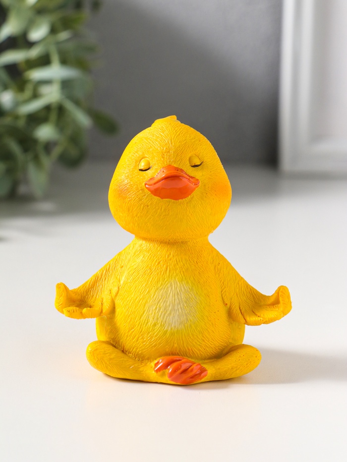 Фигурка полистоун лак «Жёлтый утёнок-йог», 8.5×7×9 см