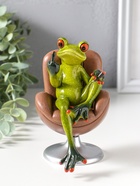 Сувенир полистоун лак "Лягуха показывает средний палец, в кресле" крутится 13х8,7х14 см  (артикул 10969726)  большой выбор товаров оптом и в розницу по низким ценам с доставкой