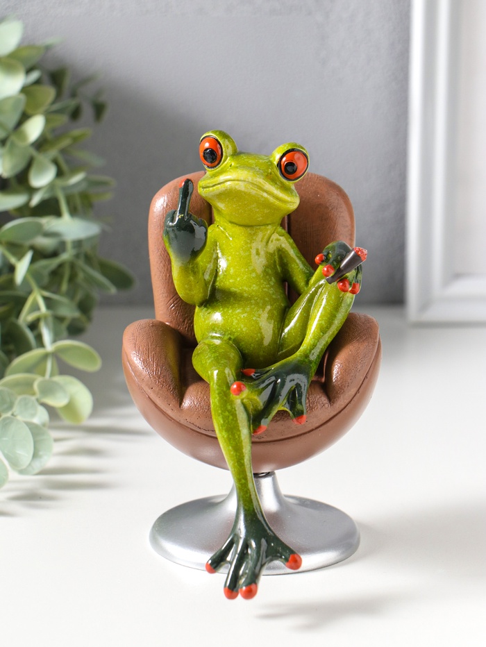 Фигурка полистоун лак «Лягуха показывает средний палец, в кресле», стул крутится, 13×8.7×14 см - Фото 1