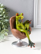 Сувенир полистоун лак "Лягуха показывает средний палец, в кресле" крутится 13х8,7х14 см  (артикул 10969726)  большой выбор товаров оптом и в розницу по низким ценам с доставкой