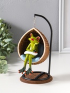 Сувенир полистоун лак "Лягуха в кресле-качеле" 12х11х18 см - фото 809554163