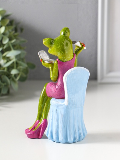 Фигурка полистоун лак «Лягуха в розовом платье наводит марафет», 8.5×8.5×14.8 см