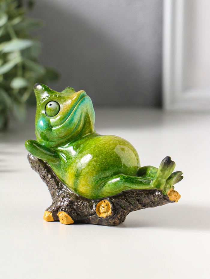 Фигурка полистоун лак «Хамелеон отдыхает на лежаке», зелёный, 10.8×6×8.2 см - Фото 1