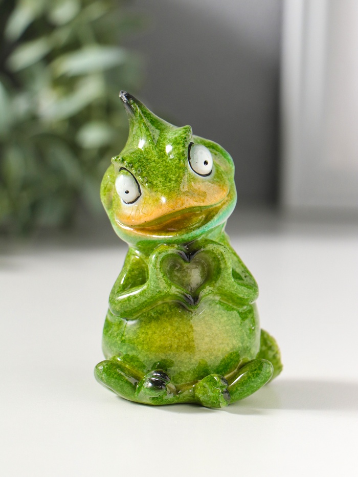 Фигурка полистоун лак «Хамелеон показывает сердечко лапками», зелёный, 6×5.3×8.7 см - Фото 1