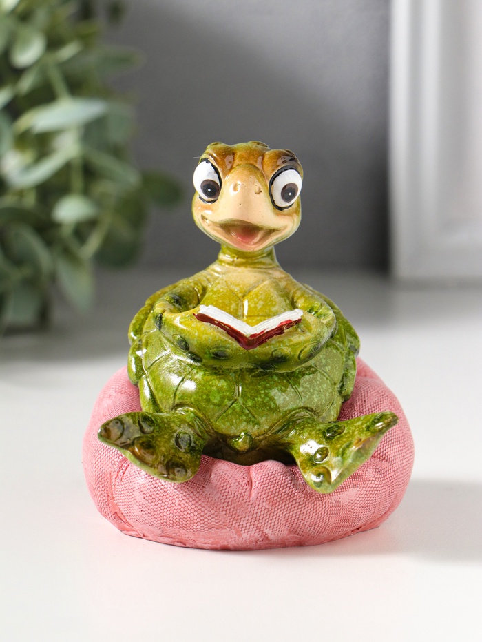 Фигурка полистоун лак «Черепашонок в кресле-мешке, читает книгу», 5.5×8.2×9.5 см - Фото 1