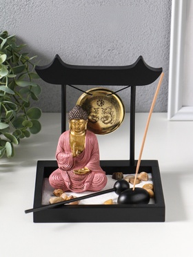 Японский сад камней настольный «Дзен. Будда в розовом у гонга», с подставкой для благовоний и набором аксессуаров, 13.2×15×16 см  (артикул 11006429)  большой выбор товаров оптом и в розницу по низким ценам с доставкой