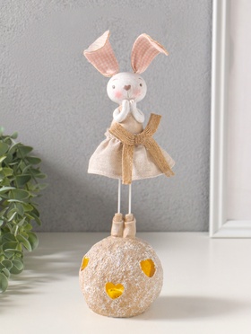 Фигура световая полистоун «Зайка в льняном платье на шаре», 2×LR44, 8.5×8.5×26 см