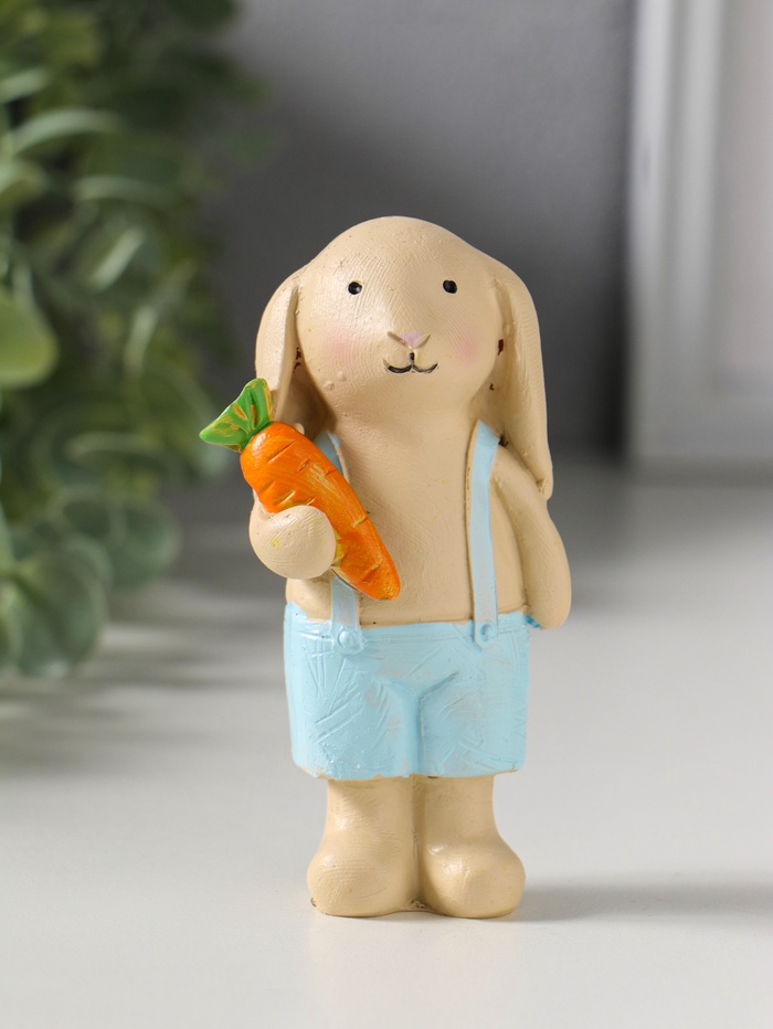 Фигурка полистоун «Зайчик в голубых шортиках на лямках, с морковкой», 5×3×9.5 см - Фото 1