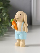 Сувенир полистоун "Зайчик в голубых шортиках на лямках, с морковкой" 5х3х9,5 см - фото 809554419