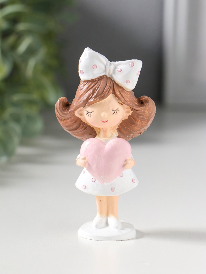 Фигурка полистоун «Девочка с большим бантом в волосах, держит сердце», 4.7×3×9 см