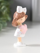 Сувенир полистоун "Девочка с большим бантом в волосах, держит сердце" 4,7х3х9 см - фото 809554427