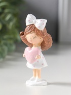Сувенир полистоун "Девочка с большим бантом в волосах, держит сердце" 4,7х3х9 см - фото 809554429