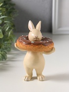 Сувенир полистоун "Зайчик с пончиком в глазури на шее" 8,8х7,8х12 см - фото 809554441