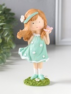 Сувенир полистоун "Малышка в зелёном платье с цветами, с бабочкой на ладоне" 7,5х5х15,5 см   1092989  (артикул 10929899)  большой выбор товаров оптом и в розницу по низким ценам с доставкой