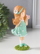 Сувенир полистоун "Малышка в зелёном платье с цветами, с бабочкой на ладоне" 7,5х5х15,5 см   1092989  (артикул 10929899)  большой выбор товаров оптом и в розницу по низким ценам с доставкой