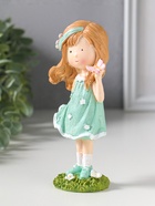 Сувенир полистоун "Малышка в зелёном платье с цветами, с бабочкой на ладоне" 7,5х5х15,5 см   1092989  (артикул 10929899)  большой выбор товаров оптом и в розницу по низким ценам с доставкой