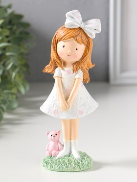 Фигурка полистоун «Малышка в платье в горох, с бантом в волосах, с мишкой», 6.5×4.5×16.8 см