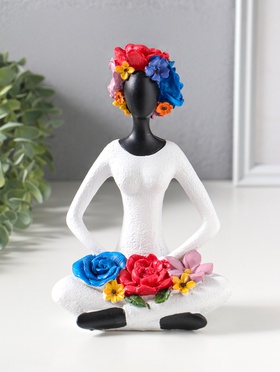 Фигура полистоун «Девушка-йогиня в позе лотоса: руки на поясе, с цветами», чёрный, 12.5×9.5×19.5 см