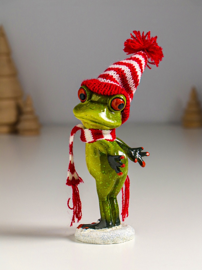 УЦЕНКА Сувенир полистоун лак «Лягуха в шапочке и шарфике готовится упасть в снег» 8.2×6.5×18 см 1032 - Фото 1