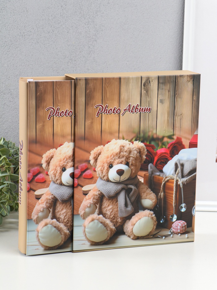 Фотоальбом на 200 фото 13×18 см «Медведь в шарфе, красные розы», в коробке, 5.5×23.5×29.5 см - Фото 1