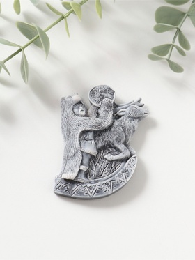 Магнит на холодильник «Шаман в шкуре медведя с бубном и олень», барельеф, 7.5 см  (артикул 10989765)  большой выбор товаров оптом и в розницу по низким ценам с доставкой