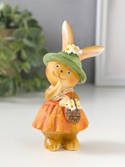 Фигурка полистоун «Зайка в рыжем сарафане и зелёной шляпке, с корзиной цветов», 4.5×4×10.5 см  (артикул 10915757)  большой выбор товаров оптом и в розницу по низким ценам с доставкой