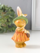 Фигурка полистоун «Зайка в рыжем сарафане и зелёной шляпке, с корзиной цветов», 4.5×4×10.5 см  (артикул 10915757)  большой выбор товаров оптом и в розницу по низким ценам с доставкой