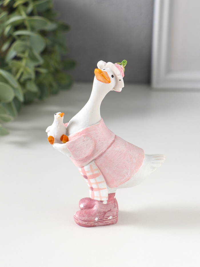 Фигурка полистоун «Гусыня в розовом платье с передником, с малышом», 6×4×9.5 см