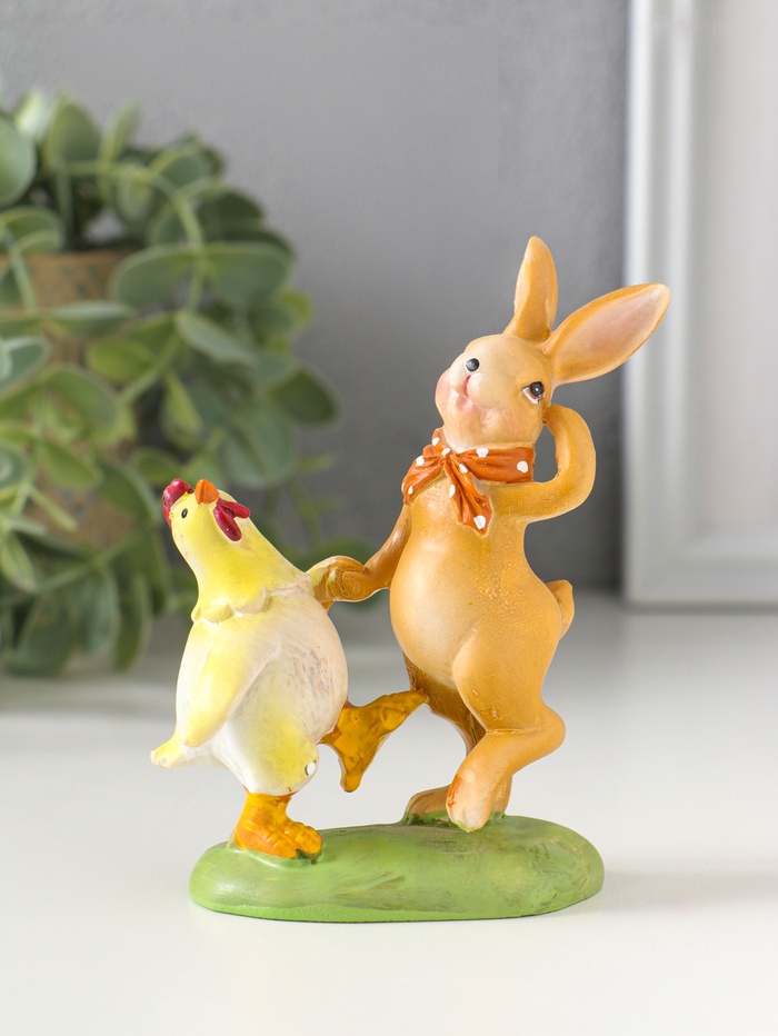 Фигурка полистоун «Зайчик и курочка танцуют на полянке», 8×3.5×10 см