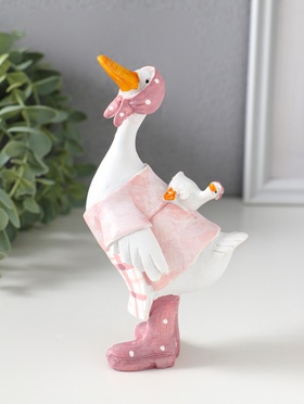 Фигурка полистоун «Гусыня в розовой косынке, с малышом на спине», 9×6.5×15 см