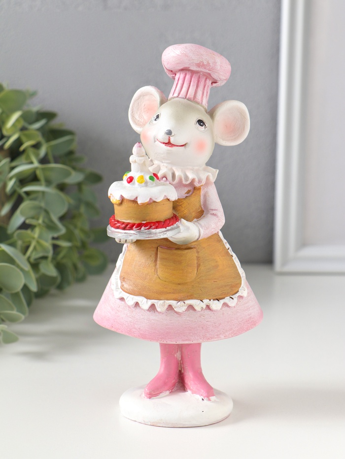 Фигурка полистоун «Мышка-кондитер в розовом платье и колпаке, с тортом», 8.5×6×17 см