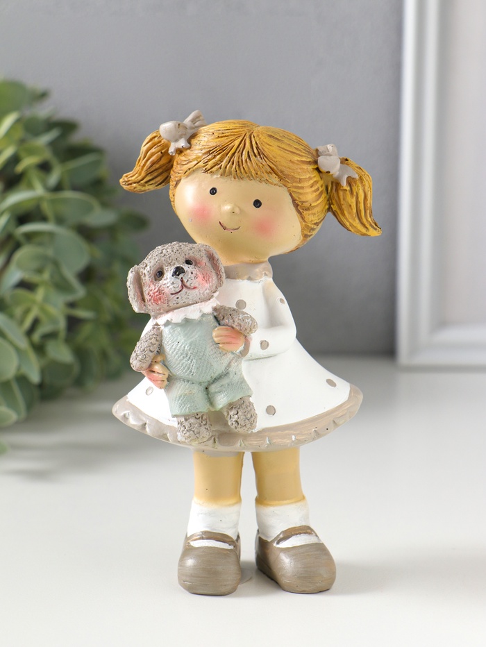 Фигурка полистоун «Девочка с хвостиками в белом платье в горох, с щенком», 8.5×5.5×13 см