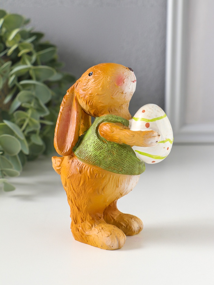 Фигурка полистоун «Зайчик в зелёной маечке с пасхальным яичком в лапках», 5.5×6.5×13 см